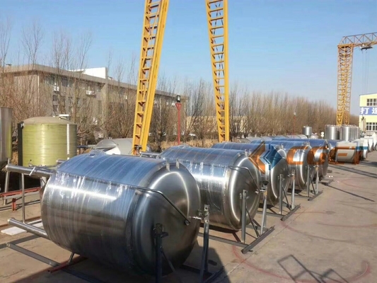 Larga scala industriale che fa attrezzatura 5 barilotti che fanno controllo del sistema SpA