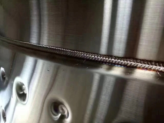Larga scala industriale che fa attrezzatura 5 barilotti che fanno controllo del sistema SpA