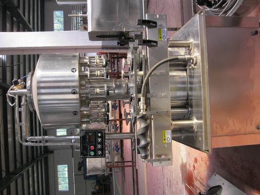 L'imbottigliatrice di vetro di Vinager dell'uva 3 elettrici sincronizza 2000Bph 380V 50Hz