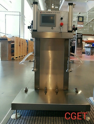 Operazione manuale di riempimento dell'attrezzatura del barile di birra della rondella e del riempitore del barile di birra dell'acciaio inossidabile