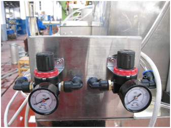 Operazione manuale di riempimento dell'attrezzatura del barile di birra della rondella e del riempitore del barile di birra dell'acciaio inossidabile