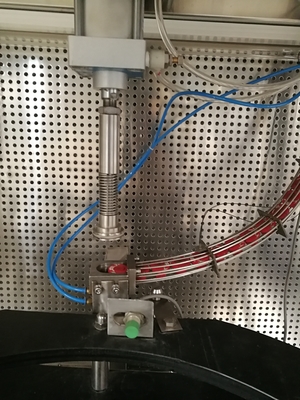 Due in un'imbottigliamento e tappatrice di vetro asettici per le latte di birra 5L