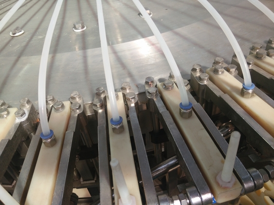 Tensione di coperchiamento di riempimento 220V a macchina o 380V del monoblock di lavaggio delle bottiglie di vetro dell'acciaio inossidabile 304