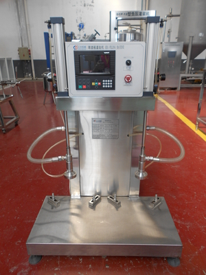 Operazione manuale di riempimento dell'attrezzatura del barile di birra della rondella e del riempitore del barile di birra dell'acciaio inossidabile